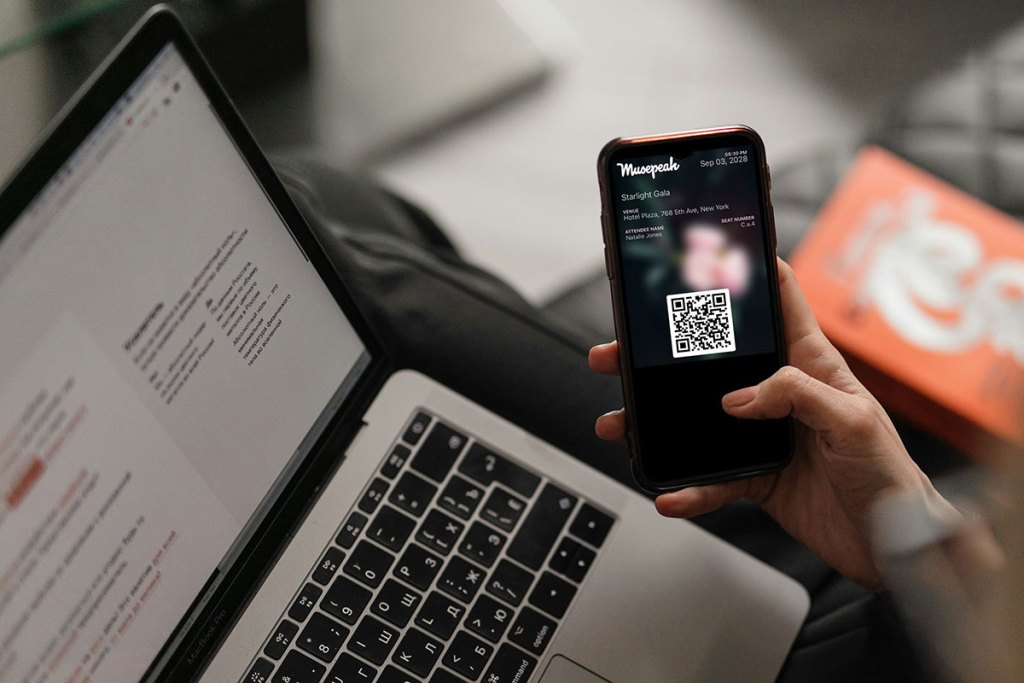 Ospite che visualizza la conferma RSVP su iPhone tramite Apple Wallet e su laptop tramite email